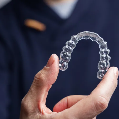 Transparent dental aligner for discreet teeth straightening